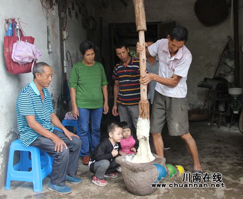 纳溪棉花坡:打糍粑迎中秋 喜相聚传民俗(图1) 纳溪棉花坡:打糍粑迎中秋 喜相聚传民俗(图1)