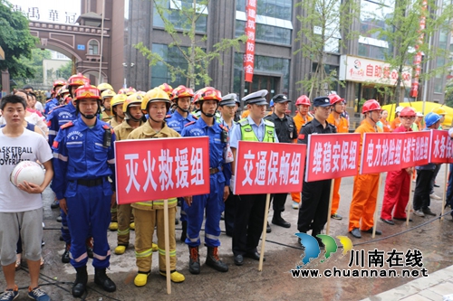 泸县举行2017年高层建筑消防安全综合应急演练(图2) 泸县举行2017年高层建筑消防安全综合应急演练(图2)