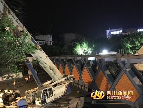 自贡交警护送&nbsp;200吨天桥主体钢结构完成吊装(图2)