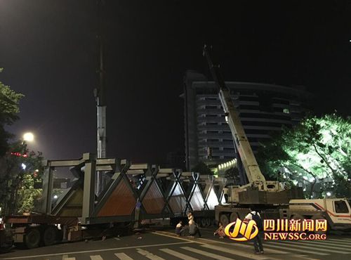 自贡交警护送&nbsp;200吨天桥主体钢结构完成吊装