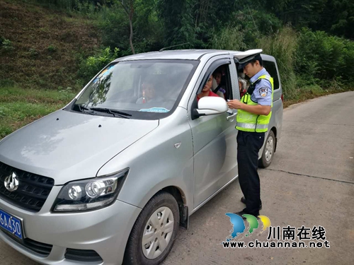泸县牛滩派出所查获3起面包车超员违法行为(图1) 泸县牛滩派出所查获3起面包车超员违法行为(图1)
