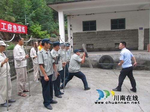 泸县牛滩派出所深入辖区企业开展安全培训及应急演练(图1) 泸县牛滩派出所深入辖区企业开展安全培训及应急演练(图1)