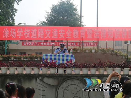 泸县玄滩派出所交通法制消防课进学校