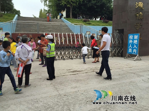泸县玄滩派出所联合镇交管办进校园开展道路交通安全宣传活动(图1) 泸县玄滩派出所联合镇交管办进校园开展道路交通安全宣传活动(图1)