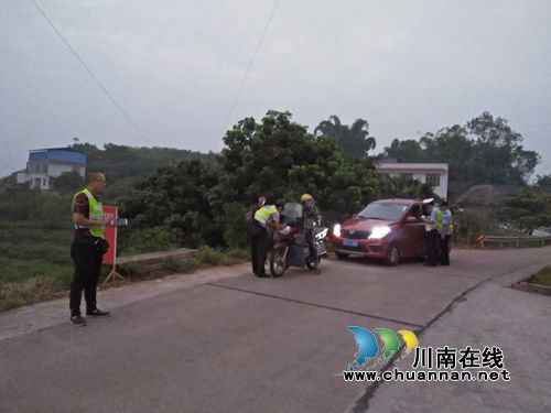 泸县海潮派出所扎实开展交通路面管控(图1)