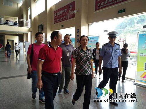 王萍率队督导检查国庆期间筠连道路交通安全工作(图2)