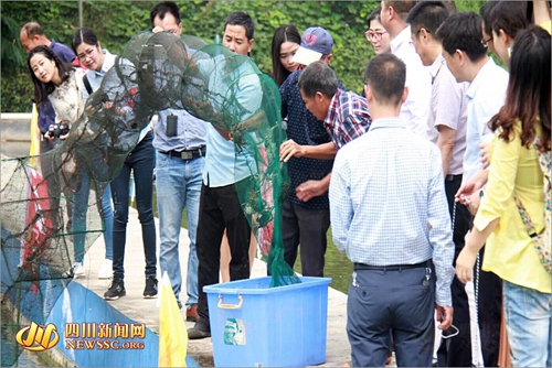 宜宾千人同桌水产坝坝宴 喜迎国庆中秋佳节(图3) 宜宾千人同桌水产坝坝宴 喜迎国庆中秋佳节(图3)