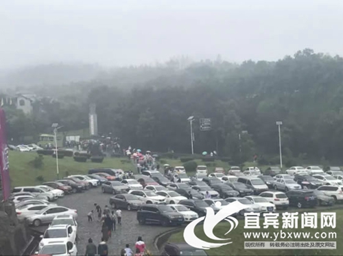 兴文:国庆旅游人气旺 1-4日旅游总收入上亿元(图2) 兴文:国庆旅游人气旺 1-4日旅游总收入上亿元(图2)