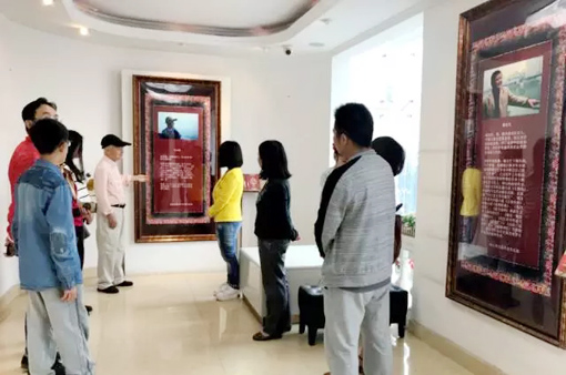 各界人士踊跃参观《内江首届本土作家作品展》(图2) 各界人士踊跃参观《内江首届本土作家作品展》(图2)