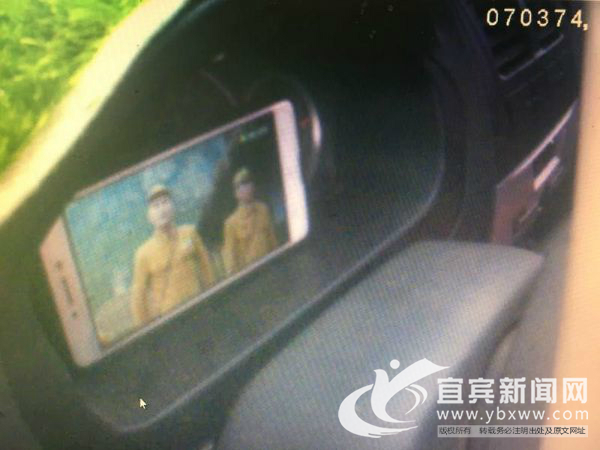 跑高速不系安全带 司机边开车边追剧被处罚(图3) 跑高速不系安全带 司机边开车边追剧被处罚(图3)