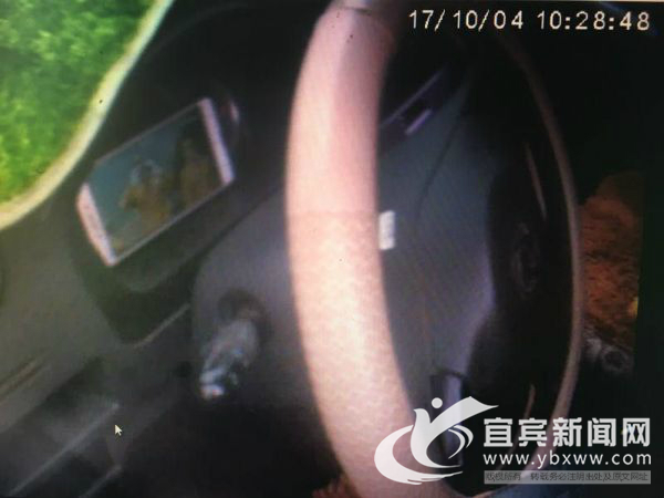 跑高速不系安全带 司机边开车边追剧被处罚(图2) 跑高速不系安全带 司机边开车边追剧被处罚(图2)