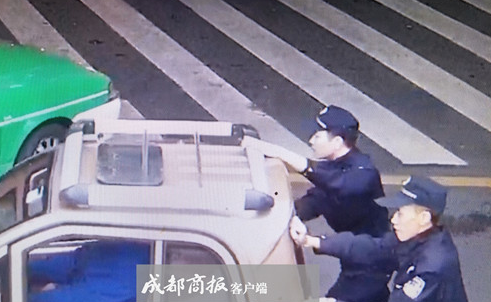 自贡老人骑三轮抛锚 两警察帮忙推车1.3公里(图1) 自贡老人骑三轮抛锚 两警察帮忙推车1.3公里(图1)