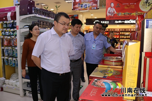 合江县县长胥兴贵检查国庆中秋期间食品药品安全工作
