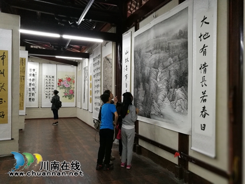 泸州市举办“清风送爽润酒城”书画作品展览