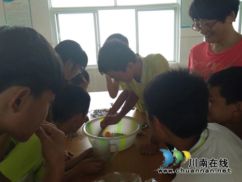 宜宾罗龙实验小学开展关爱留守儿童活动(图4) 宜宾罗龙实验小学开展关爱留守儿童活动(图4)