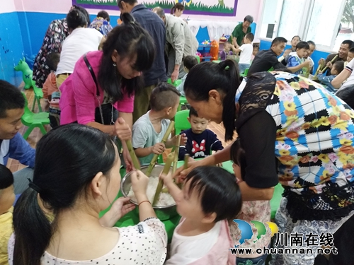 宜宾五矿镇中心幼儿园开展“庆国庆 迎中秋”亲子活动(图2) 宜宾五矿镇中心幼儿园开展“庆国庆 迎中秋”亲子活动(图2)