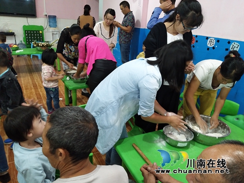 宜宾五矿镇中心幼儿园开展“庆国庆 迎中秋”亲子活动(图1) 宜宾五矿镇中心幼儿园开展“庆国庆 迎中秋”亲子活动(图1)