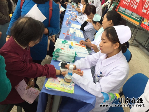 西南医科大附院举行世界精神卫生日义诊活动(图4) 西南医科大附院举行世界精神卫生日义诊活动(图4)