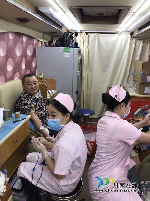红星街道：用义务献血的形式迎接党的十九大胜利召开