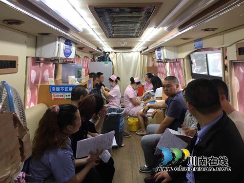 红星街道:用义务献血的形式迎接党的十九大胜利召开(图2) 红星街道:用义务献血的形式迎接党的十九大胜利召开(图2)
