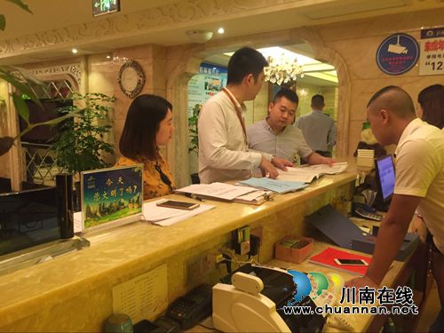 红星街道开展双节安全大检查护航居民平安过节(图1) 红星街道开展双节安全大检查护航居民平安过节(图1)