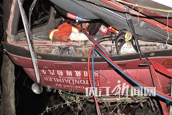 大货车坠崖 内江消防官兵争分夺秒救出女子(图1) 大货车坠崖 内江消防官兵争分夺秒救出女子(图1)