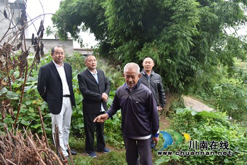 泸县法院院长谢杰率队到石桥镇走访慰问贫困户(图1)