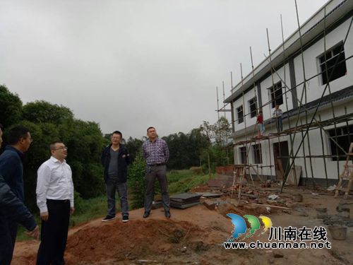合江县长胥兴贵到南滩镇看望国庆值班人员督查当前重点工作(图2) 合江县长胥兴贵到南滩镇看望国庆值班人员督查当前重点工作(图2)