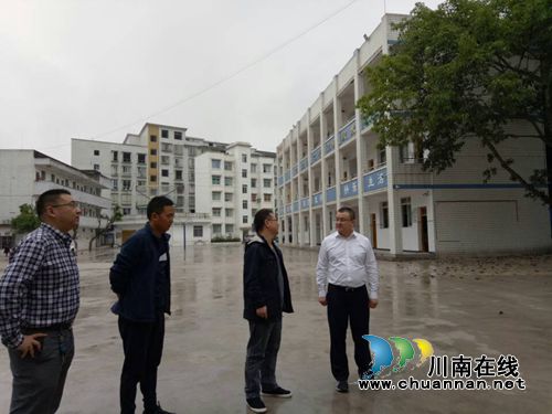 合江县长胥兴贵到南滩镇看望国庆值班人员督查当前重点工作