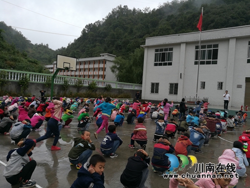 叙永县分水镇终南完小开展消防演练活动