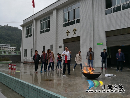 叙永县分水镇终南完小开展消防演练活动(图2) 叙永县分水镇终南完小开展消防演练活动(图2)