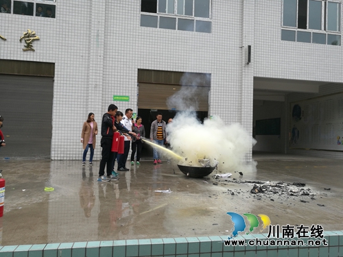 叙永县分水镇终南完小开展消防演练活动(图1) 叙永县分水镇终南完小开展消防演练活动(图1)