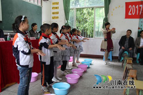 泸县举行2017年“全球洗手日”宣传活动(图1) 泸县举行2017年“全球洗手日”宣传活动(图1)