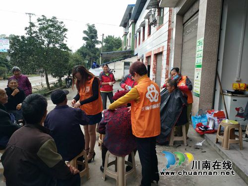 泸县云龙镇妇联组织开展为老人送关爱活动