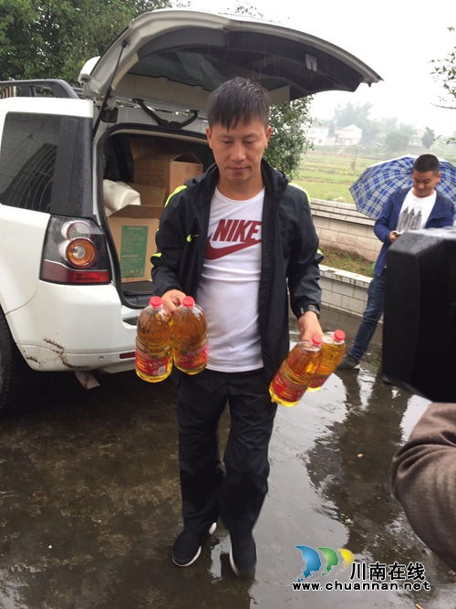 “扶贫日” 泸县“大地飞歌”情牵贫困群众(图4) “扶贫日” 泸县“大地飞歌”情牵贫困群众(图4)