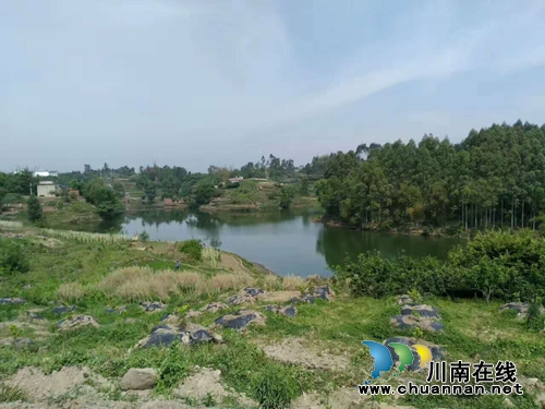 “扶贫日” 泸县“大地飞歌”情牵贫困群众(图6) “扶贫日” 泸县“大地飞歌”情牵贫困群众(图6)