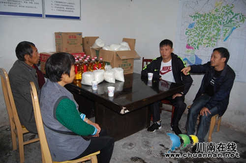 “扶贫日” 泸县“大地飞歌”情牵贫困群众(图1) “扶贫日” 泸县“大地飞歌”情牵贫困群众(图1)