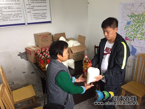 “扶贫日” 泸县“大地飞歌”情牵贫困群众(图9) “扶贫日” 泸县“大地飞歌”情牵贫困群众(图9)