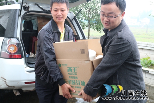 “扶贫日” 泸县“大地飞歌”情牵贫困群众(图2) “扶贫日” 泸县“大地飞歌”情牵贫困群众(图2)