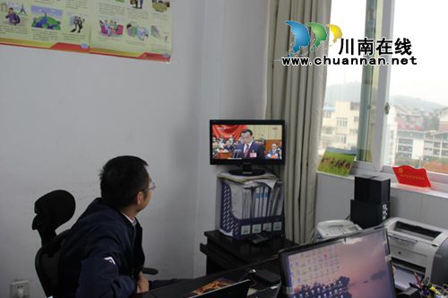 龙马潭区审计局组织党员干部认真收看十九大开幕会(图1) 龙马潭区审计局组织党员干部认真收看十九大开幕会(图1)