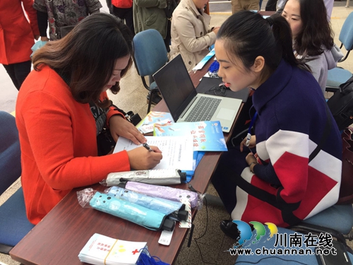 西南医大附院举行器官捐献志愿者登记活动(图3) 西南医大附院举行器官捐献志愿者登记活动(图3)