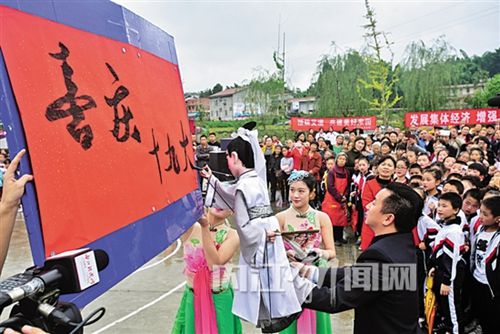内江资中木偶进乡村&nbsp;欢声笑语共庆党的十九大(图1)