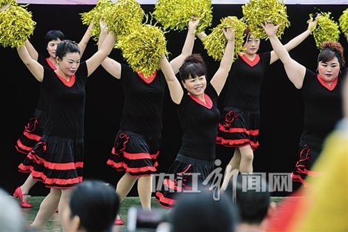 内江资中木偶进乡村&nbsp;欢声笑语共庆党的十九大(图2)