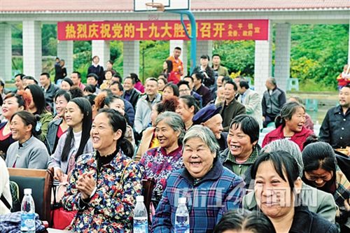 内江资中木偶进乡村&nbsp;欢声笑语共庆党的十九大(图3)