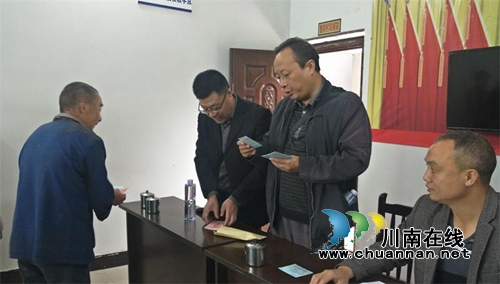 纳溪区中医医院为54户贫困户购买“扶贫保”(图1) 纳溪区中医医院为54户贫困户购买“扶贫保”(图1)