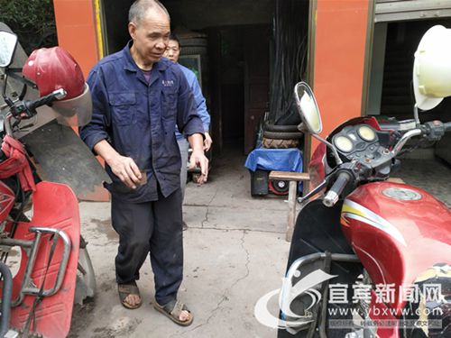 宜宾盲人大爷修车三十年&nbsp;开心过好每一天(图1)