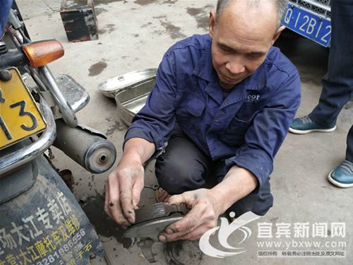 宜宾盲人大爷修车三十年&nbsp;开心过好每一天(图3)
