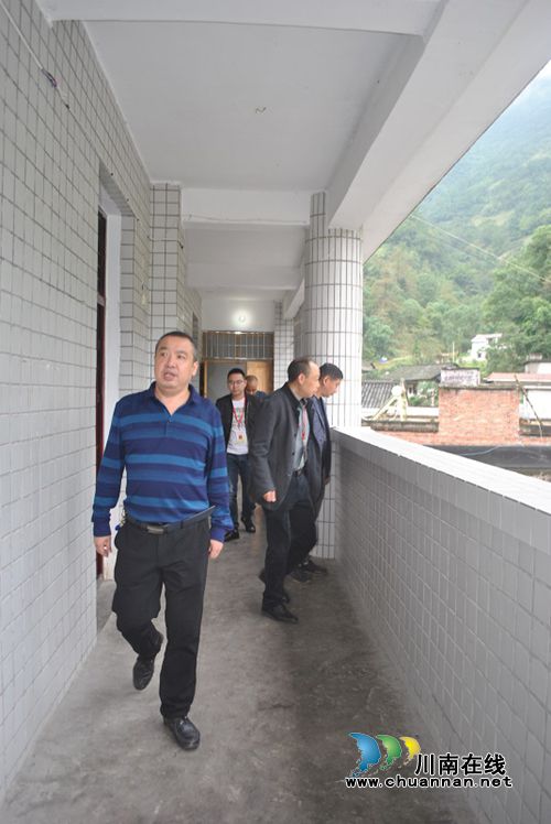 叙永县教育局副局长魏晋率队督查学校安全工作