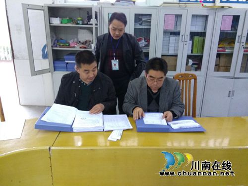 纳溪区教育局副局长罗永波带队到龙车镇小学开展安全生产大检查(图1) 纳溪区教育局副局长罗永波带队到龙车镇小学开展安全生产大检查(图1)