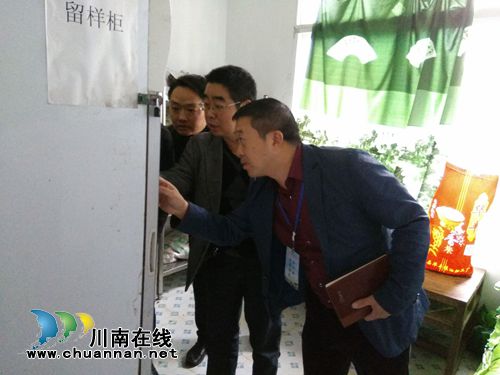 纳溪区教育局副局长罗永波带队到龙车镇小学开展安全生产大检查